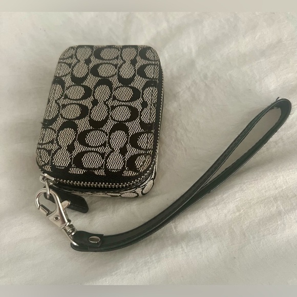 👑✅PRICE FIRM✅ Coach  Black and Gray Monogram Mini Pill Box Case. - Picture 6 of 14